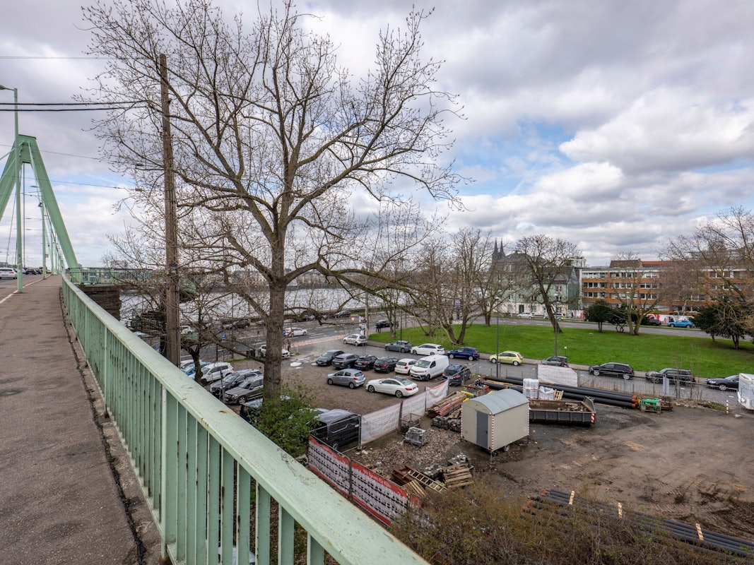 Auf diesem Gelände an der Severinsbrücke soll ein Hotel- und Bürogebäude entstehen. Es liegt zwischen der Helenenwallstraße und der Siegburger Straße nördlich der Brücke.
