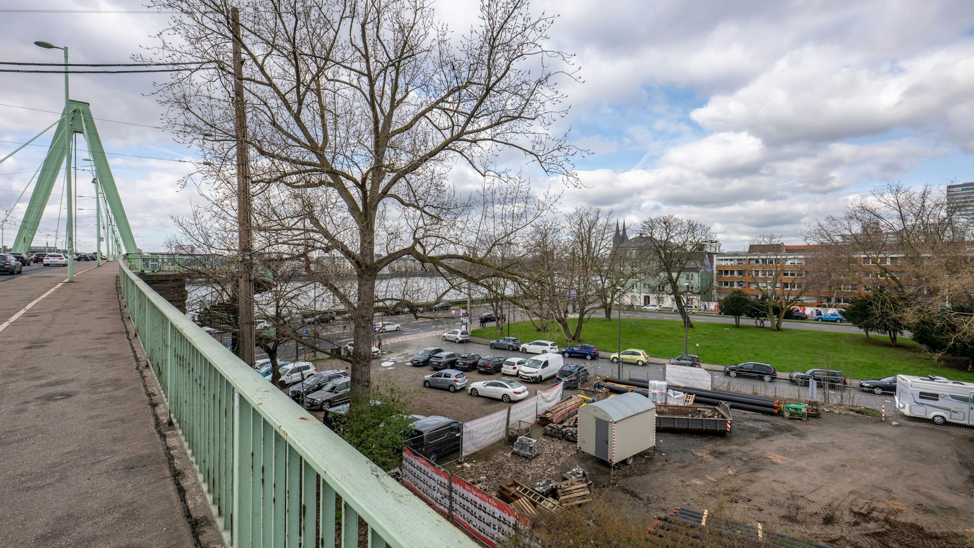 Auf diesem Gelände an der Severinsbrücke soll ein Hotel- und Bürogebäude entstehen. Es liegt zwischen der Helenenwallstraße und der Siegburger Straße nördlich der Brücke.