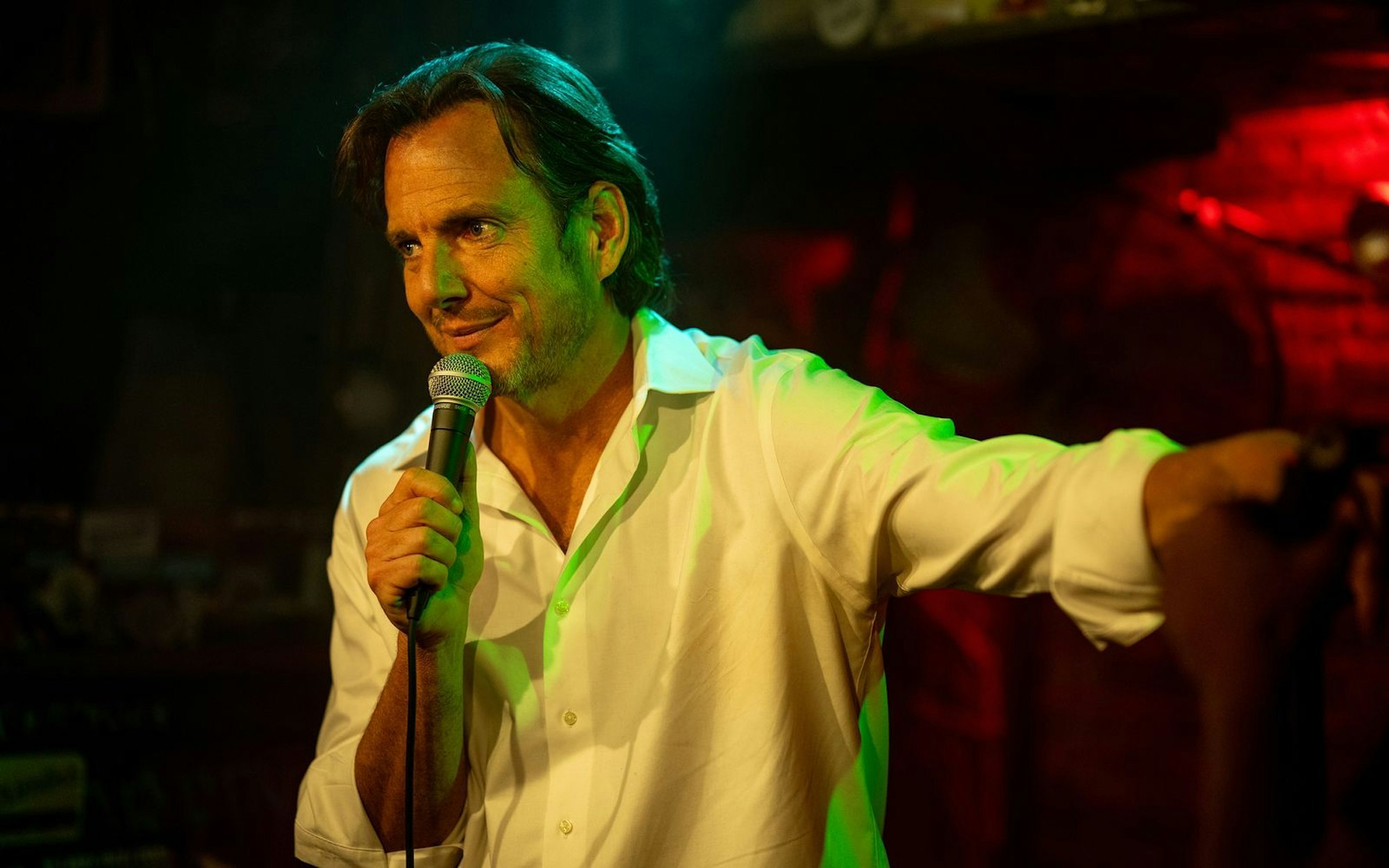 Will Arnett spielt in „Is This Thing On?“ den frisch getrennten Alex, der seinen Kummer in einer Stand-up-Comedy-Schow verarbeitet. (Bild: 2025 Searchlight Pictures/Disney)