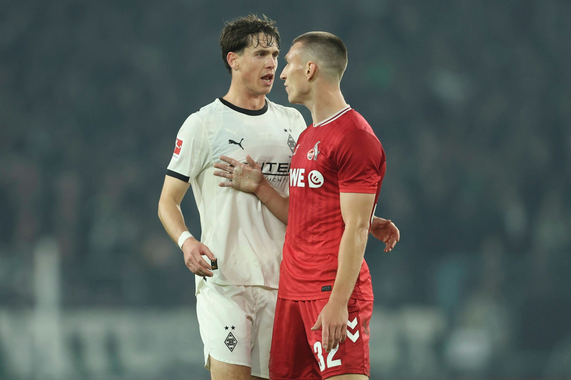 Kristoffer Lund diskutiert im Spiel gegen Gladbach mit Philipp Sander.
