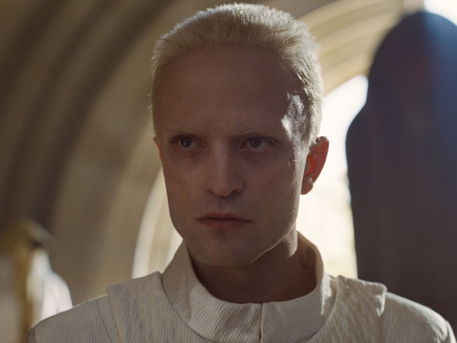 Robert Pattinson spielt den Antagonisten Scytale. (Bild: Warner Bros. Pictures)