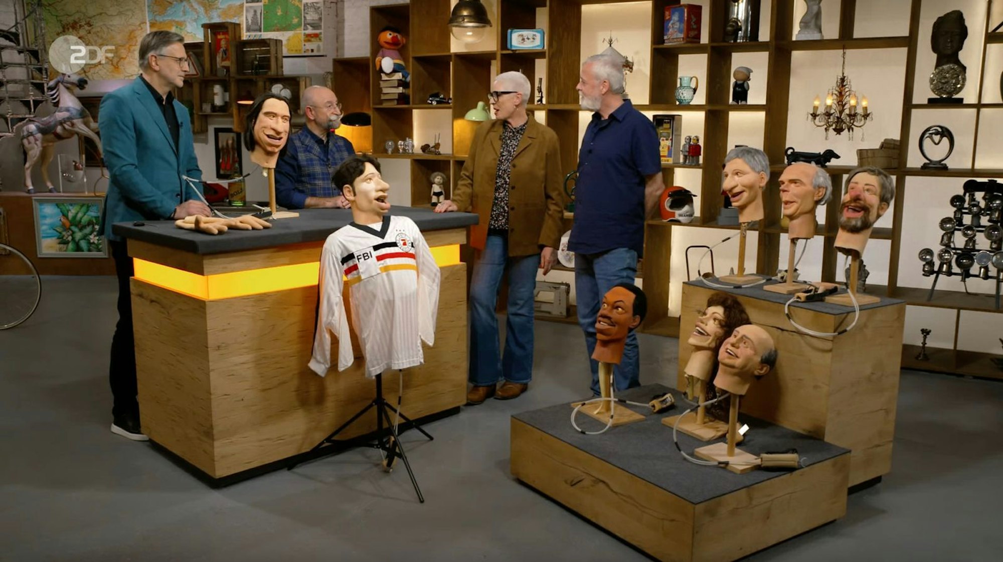 „Das ist das Kurioseste, was wir jemals in der Sendung hatten“, erklärte Lichter, als er die komischen Puppenköpfe im Raum sah. (Bild: ZDF)