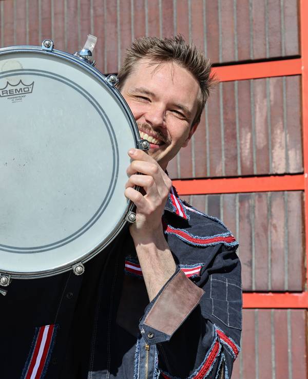 Martin Kuhlewind versteckt sich hinter einer Trommel.