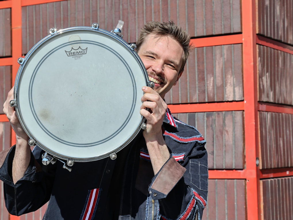 Martin Kuhlewind versteckt sich hinter einer Trommel.