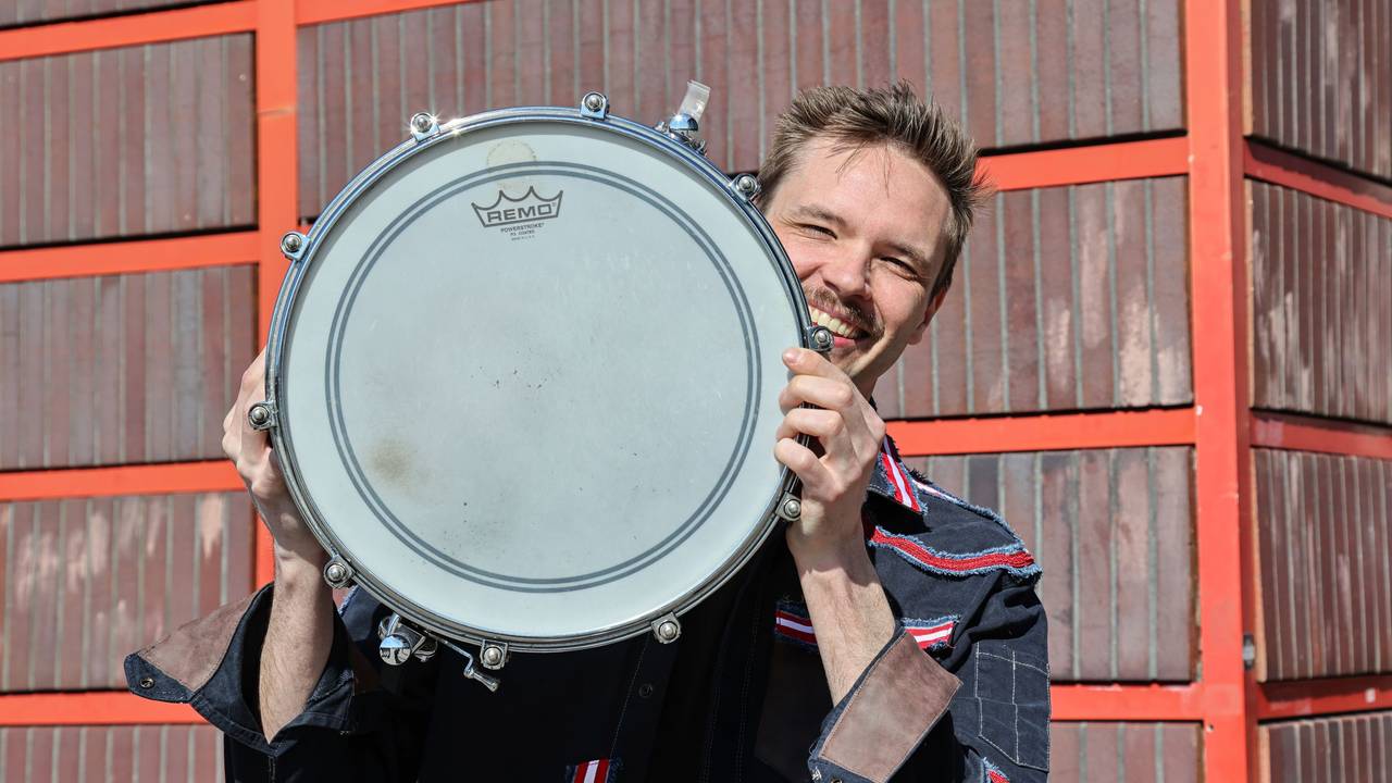 Martin Kuhlewind versteckt sich hinter einer Trommel.