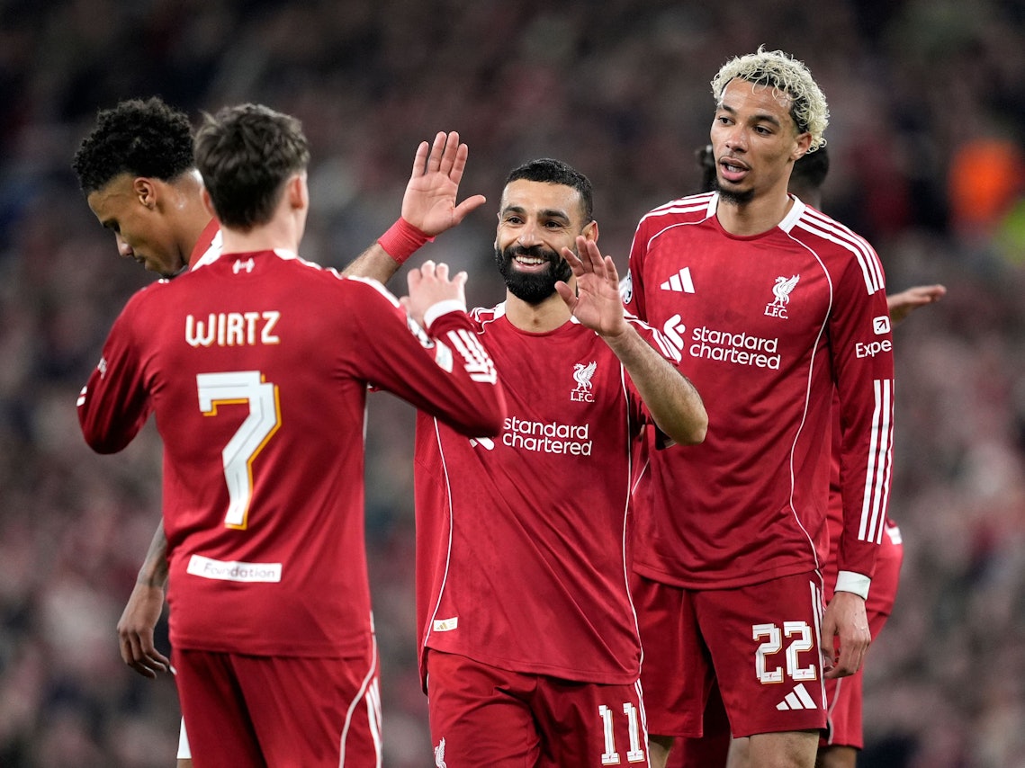 Florian Wirtz, Mo Salah und Hugo Ekitike jubeln gemeinsam.