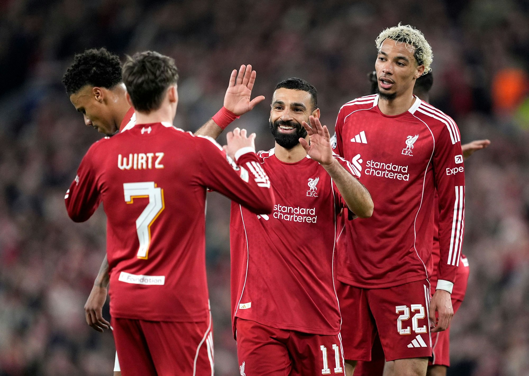 Florian Wirtz, Mo Salah und Hugo Ekitike jubeln gemeinsam.