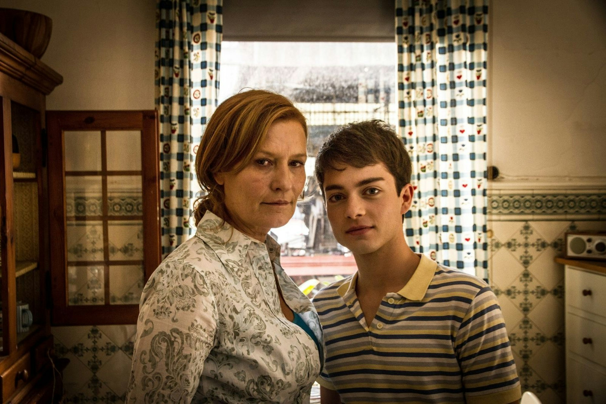 Elsa (Suzanne von Borsody) und ihr Pflegesohn Arne (Max Hegewald) unterhalten sich in der Küche. (Bild: ZDF/NDR/Hannes Hubach)