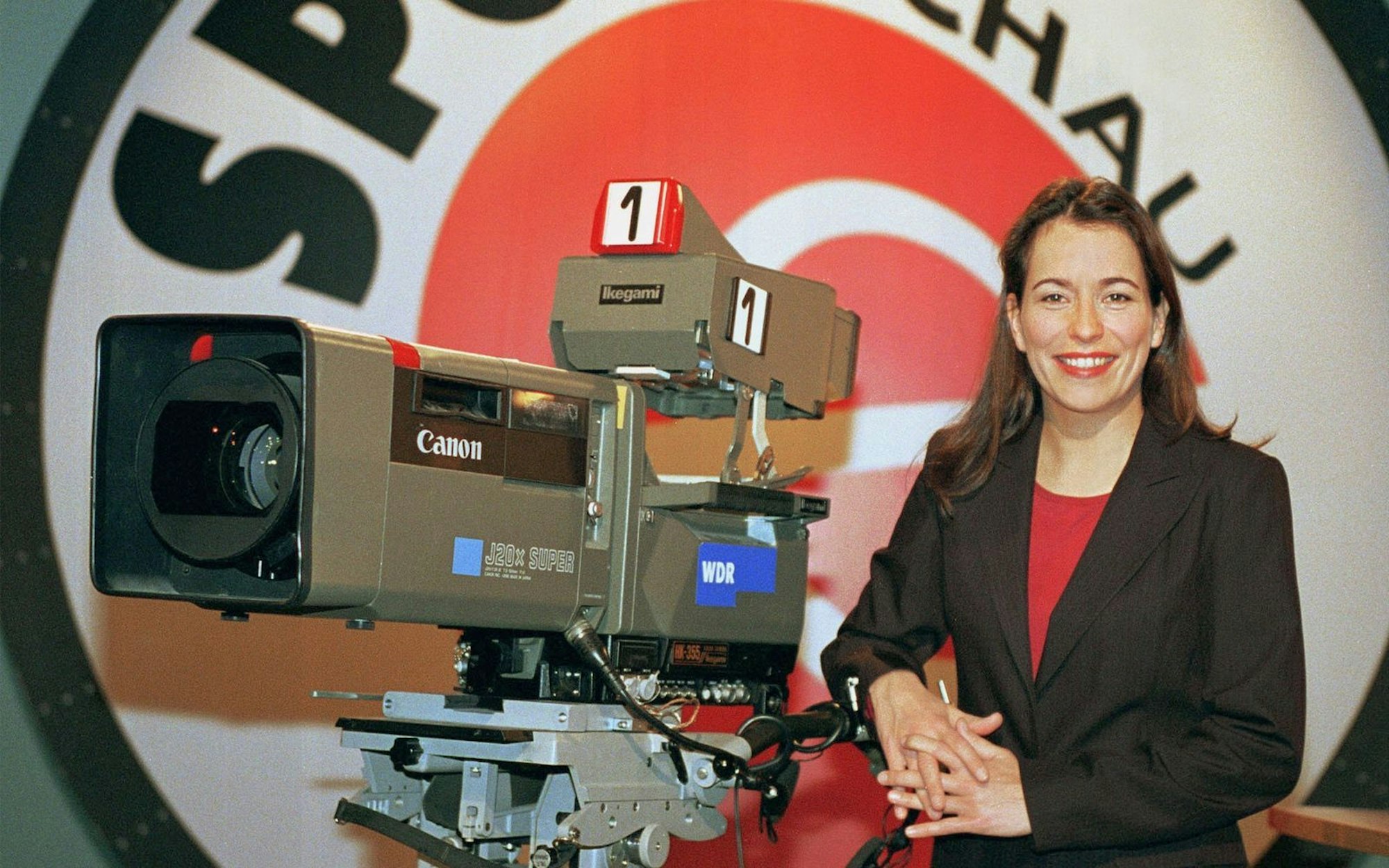 1999 schrieb Anne Will Fernsehgeschichte: Sie war die erste Frau, die die „ARD“-Sportschau moderierte. (Bild: WDR / Thomas Brill)