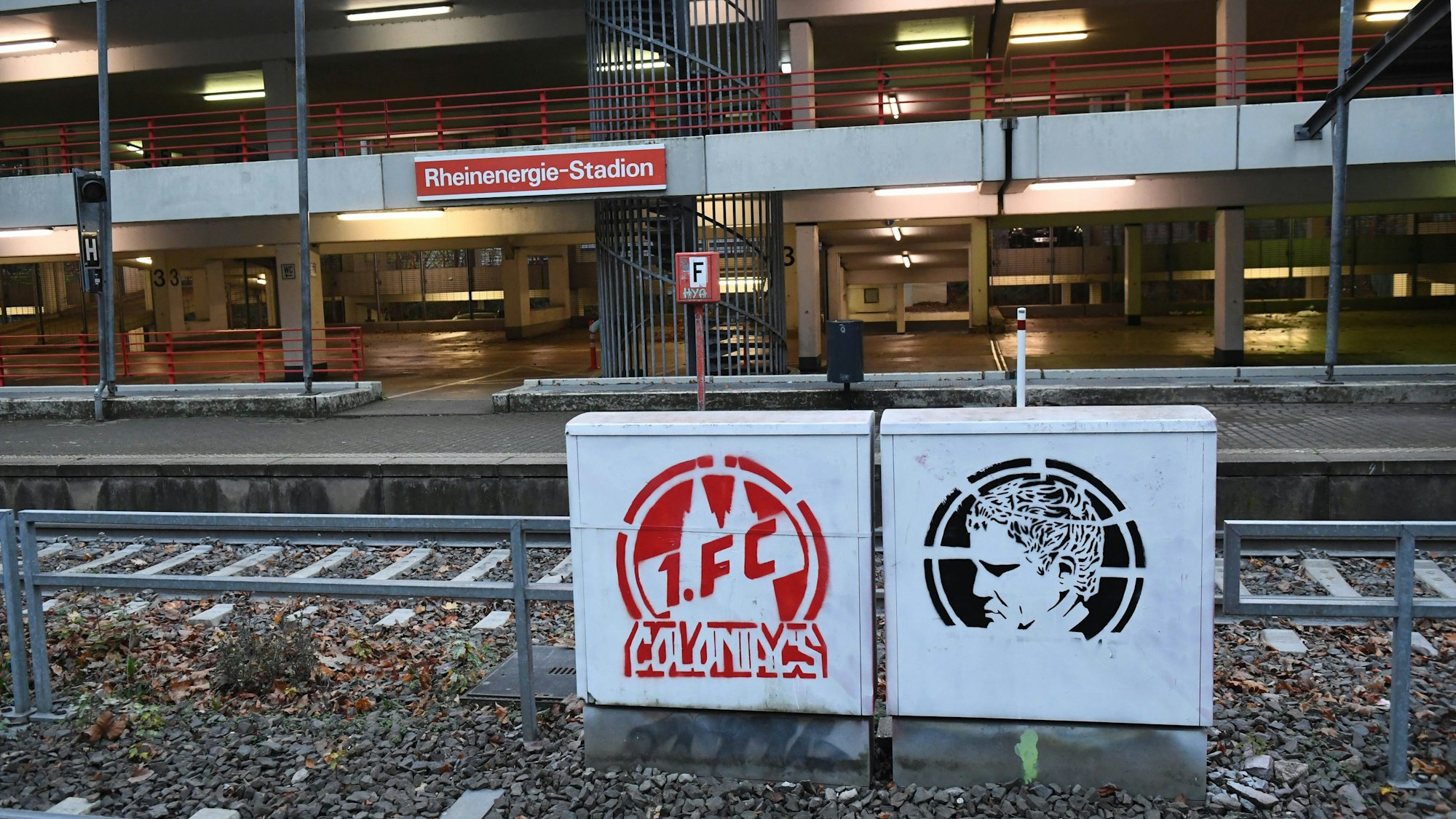 Blick auf die Haltestelle am Rheinenergie-Stadion: Auch am Derby-Samstag wird in Köln voraussichtlich gestreikt, Stadtbahnen sollen aber nicht betroffen sein.