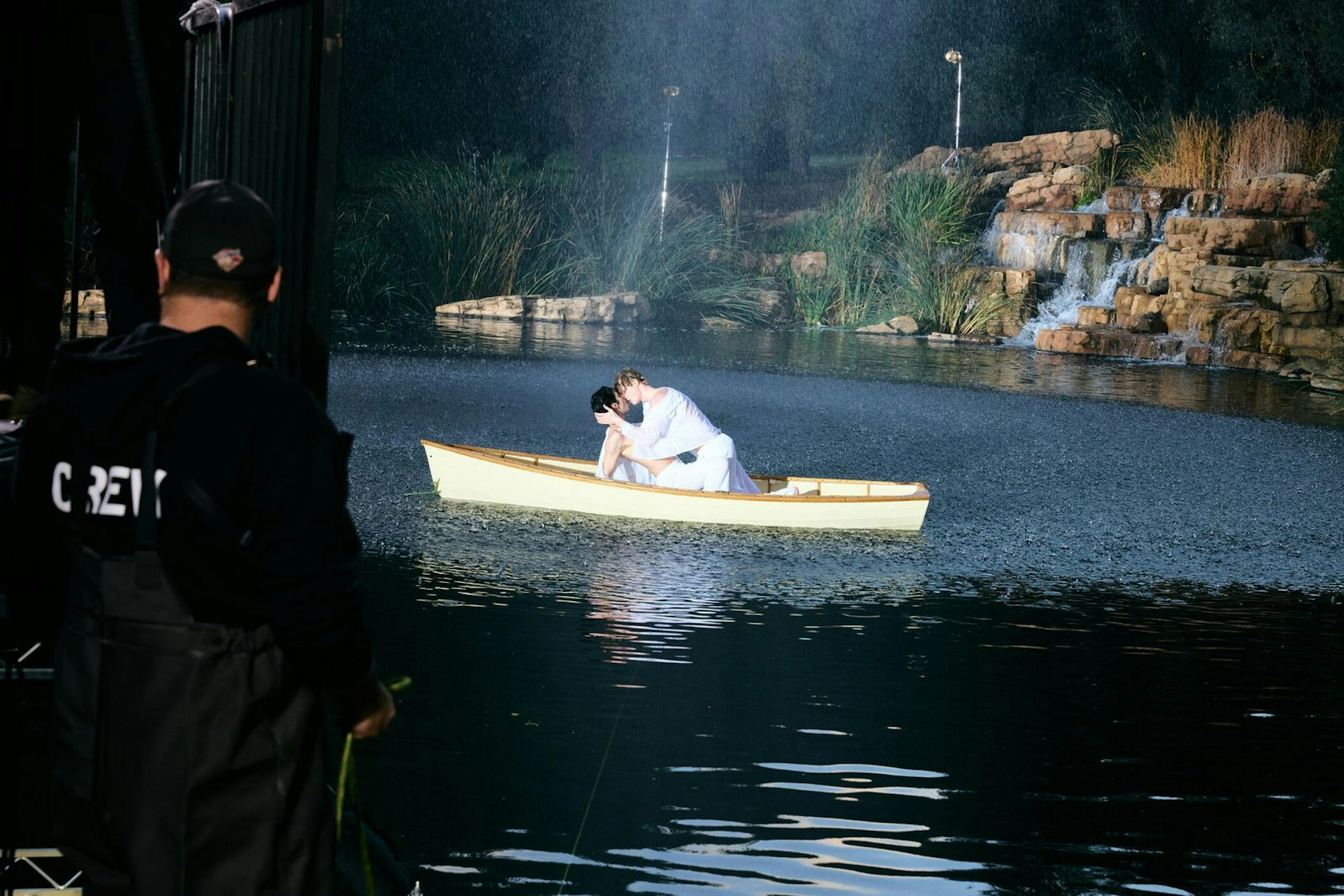 Alexavius (links) und Luis überzeugen den Fotografen durch ihre heiße Szene. (Bild: ProSieben/Max Montgomery)
