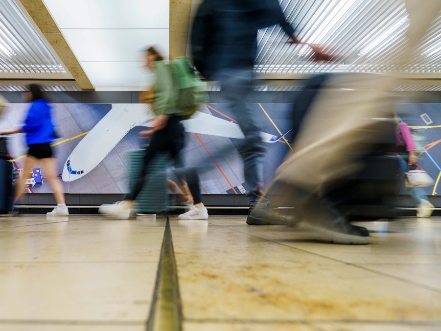 Passagiere im Flughafen Frankfurt/Main