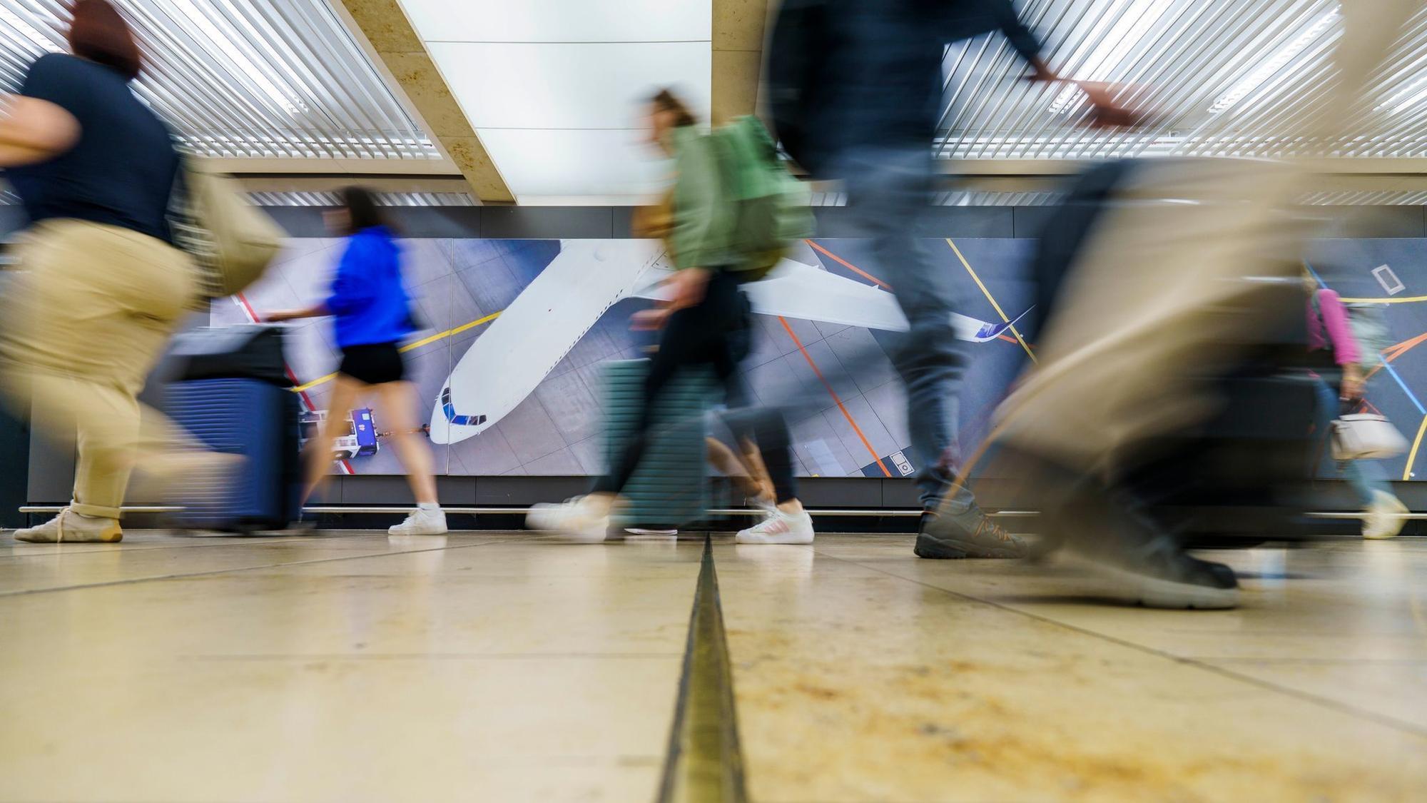Passagiere im Flughafen Frankfurt/Main