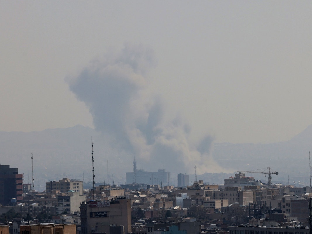 Rauch steigt am 17. März nach einem Raketenangriff in Teheran auf.