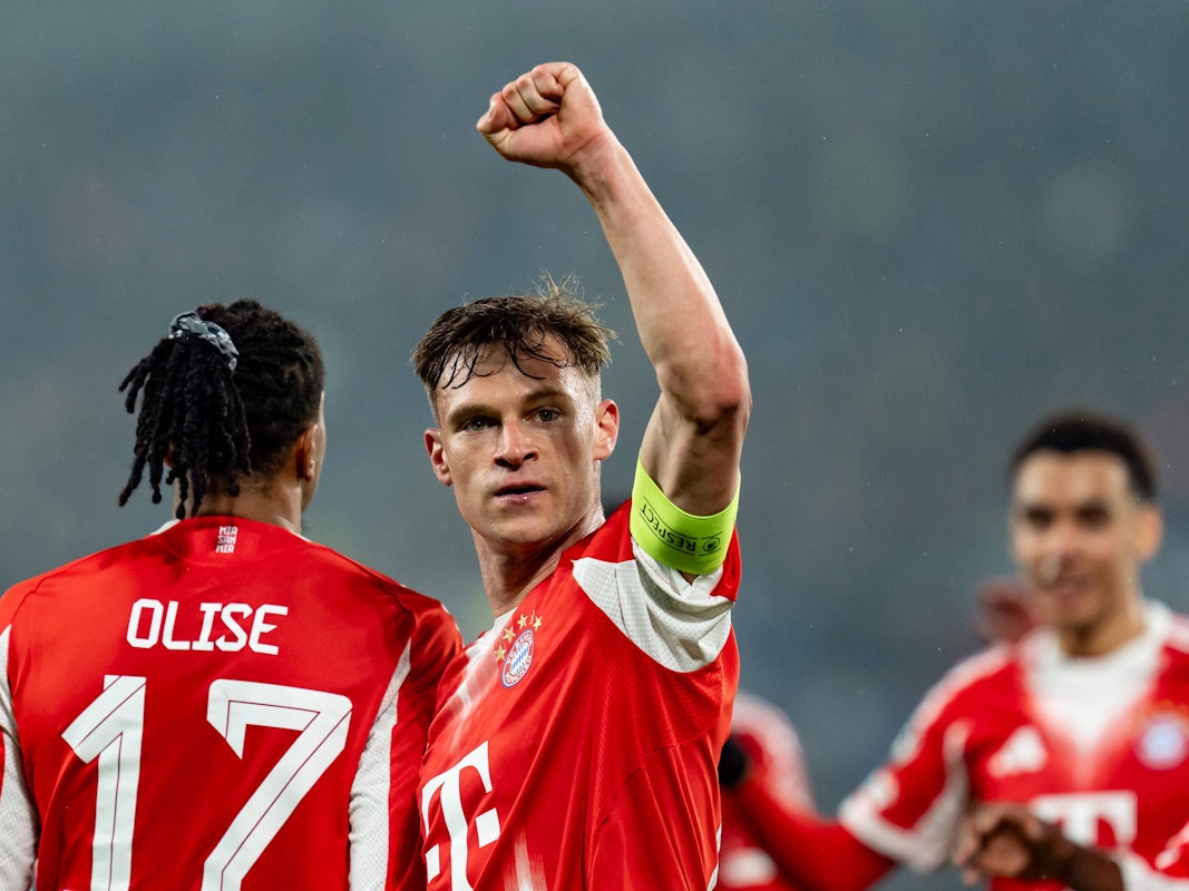 Joshua Kimmich (r.) hebt jubelnd die Faust.