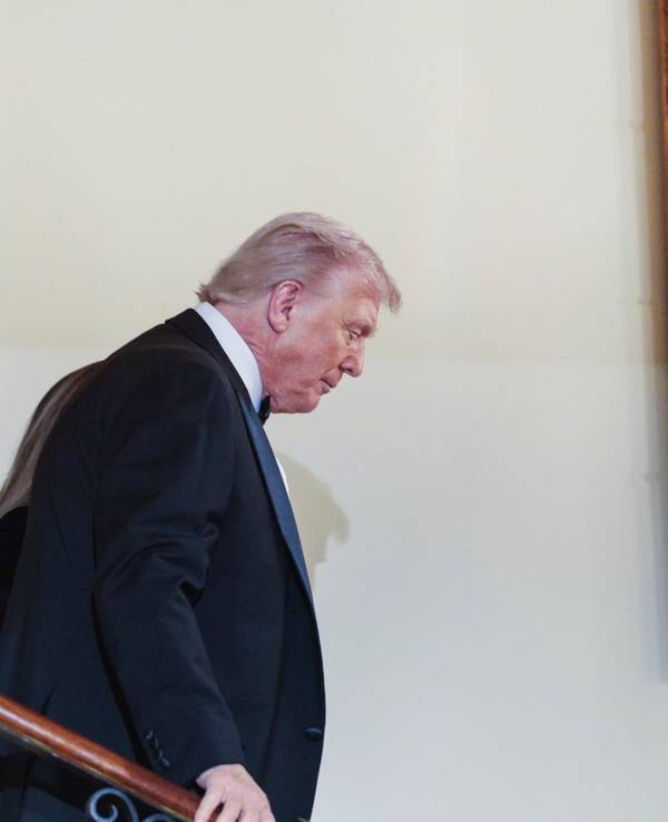 US-Präsident Donald Trump und Melania (hinter ihm) auf dem Weg zum Congressional Ball im Grand Foyer (im November 2025).