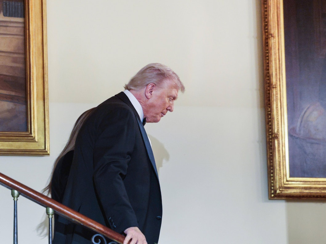 US-Präsident Donald Trump und Melania (hinter ihm) auf dem Weg zum Congressional Ball im Grand Foyer (im November 2025).