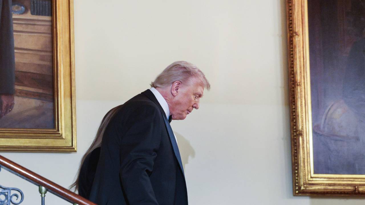 US-Präsident Donald Trump und Melania (hinter ihm) auf dem Weg zum Congressional Ball im Grand Foyer (im November 2025).