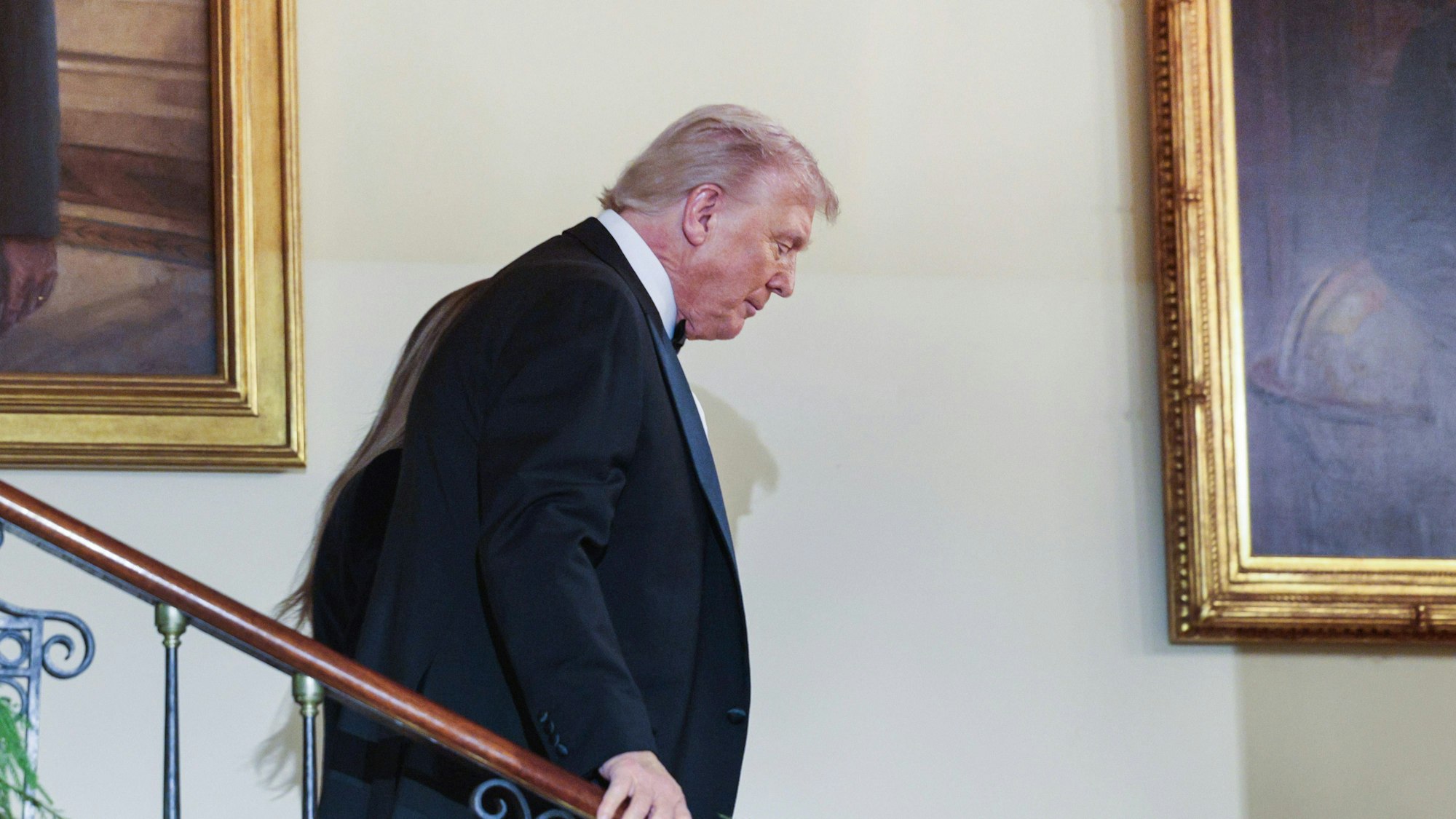 US-Präsident Donald Trump und Melania (hinter ihm) auf dem Weg zum Congressional Ball im Grand Foyer (im November 2025).