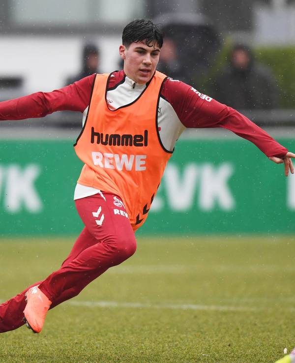 Felipe Chávez sprintet im Training des 1. FC Köln und trägt ein Leibchen.