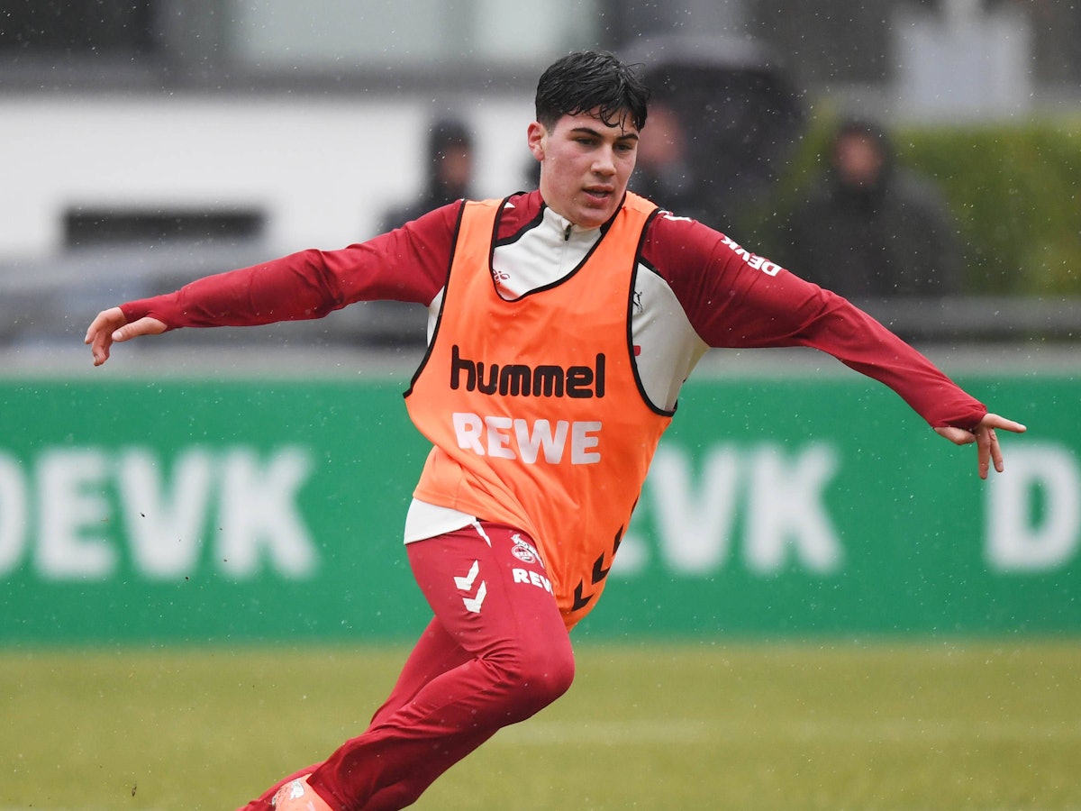 Felipe Chávez sprintet im Training des 1. FC Köln und trägt ein Leibchen.