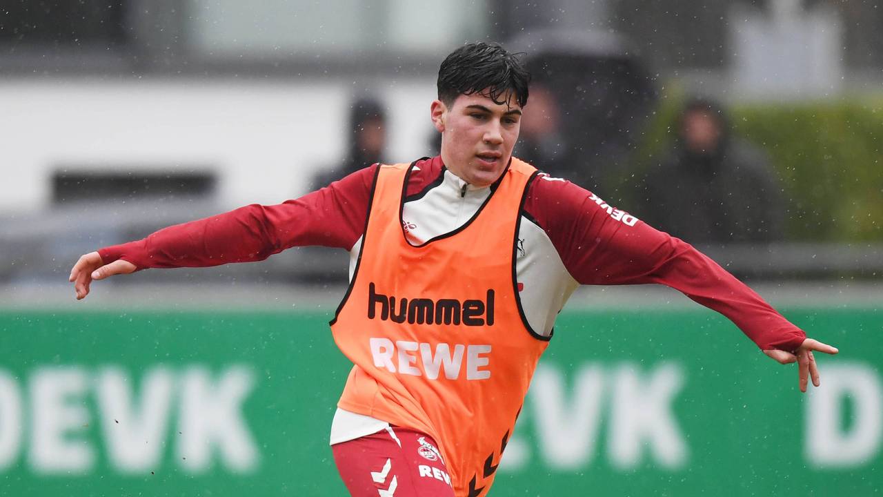 Felipe Chávez sprintet im Training des 1. FC Köln und trägt ein Leibchen.