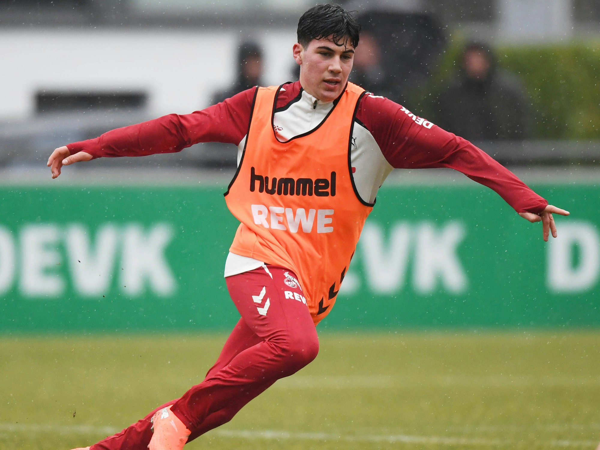 Felipe Chávez sprintet im Training des 1. FC Köln und trägt ein Leibchen.
