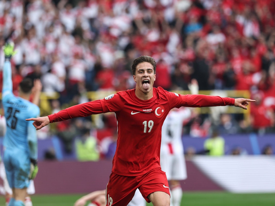Kenan Yildiz jubelt im türkischen Nationaltrikot mit ausgebreiteten Armen.