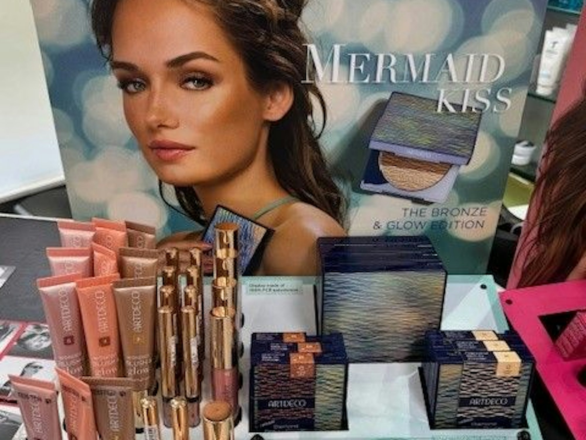 Ein Aufsteller mit Kosmetik