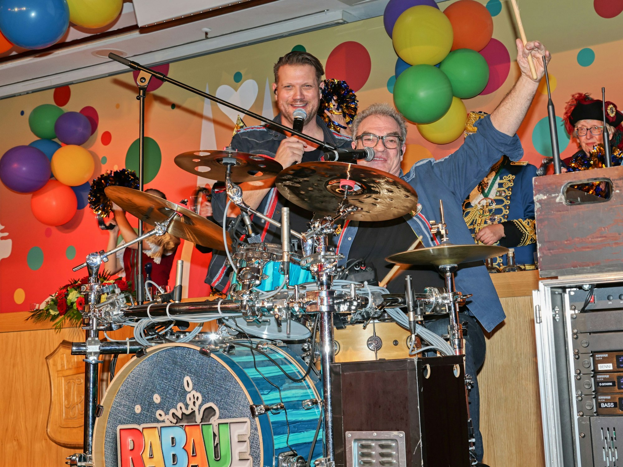 Alex Barth und Albert Detmer auf der Bühne.