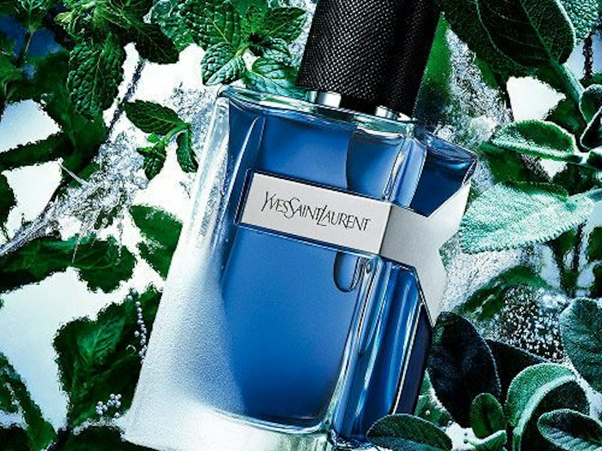 Ein blauer Flakon mit Parfüm