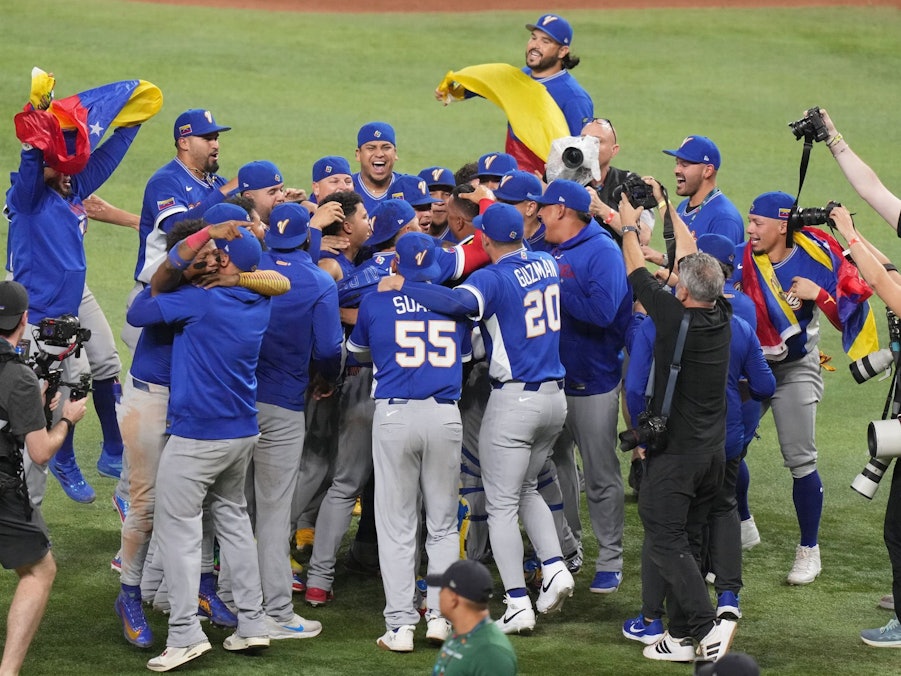 Die Spieler Venezuelas bejubeln den Weltmeistertitel.