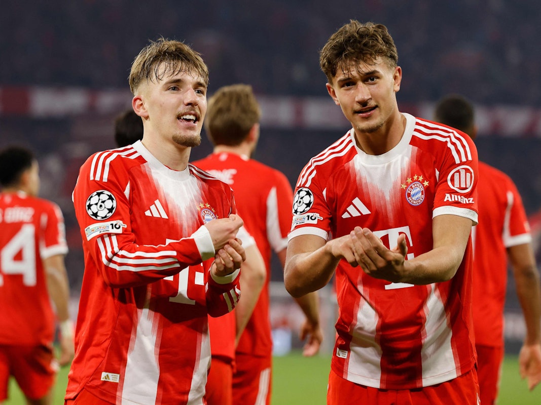 Lennart Karl (l.) und Tom Bischof jubeln gemeinsam nach einem Treffer.