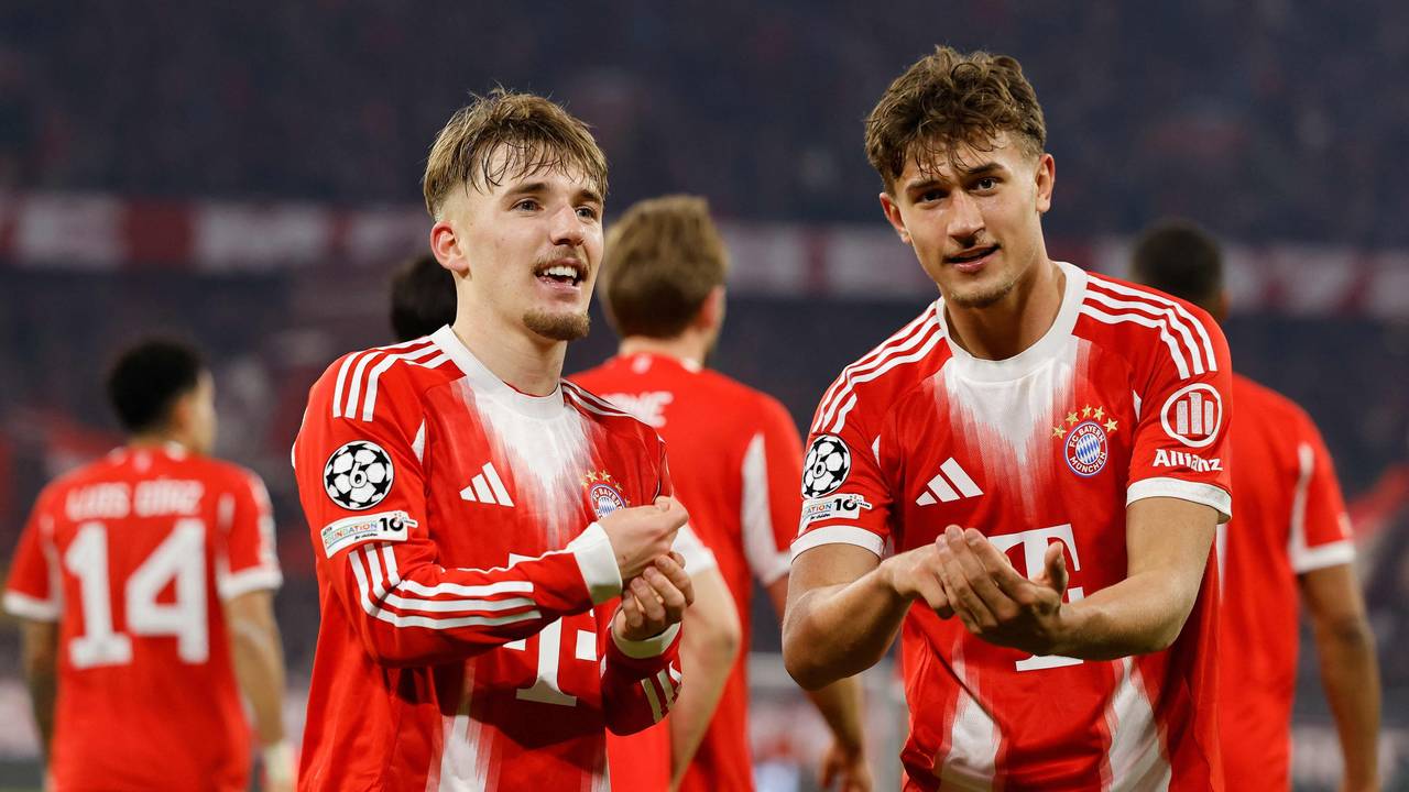 Lennart Karl (l.) und Tom Bischof jubeln gemeinsam nach einem Treffer.