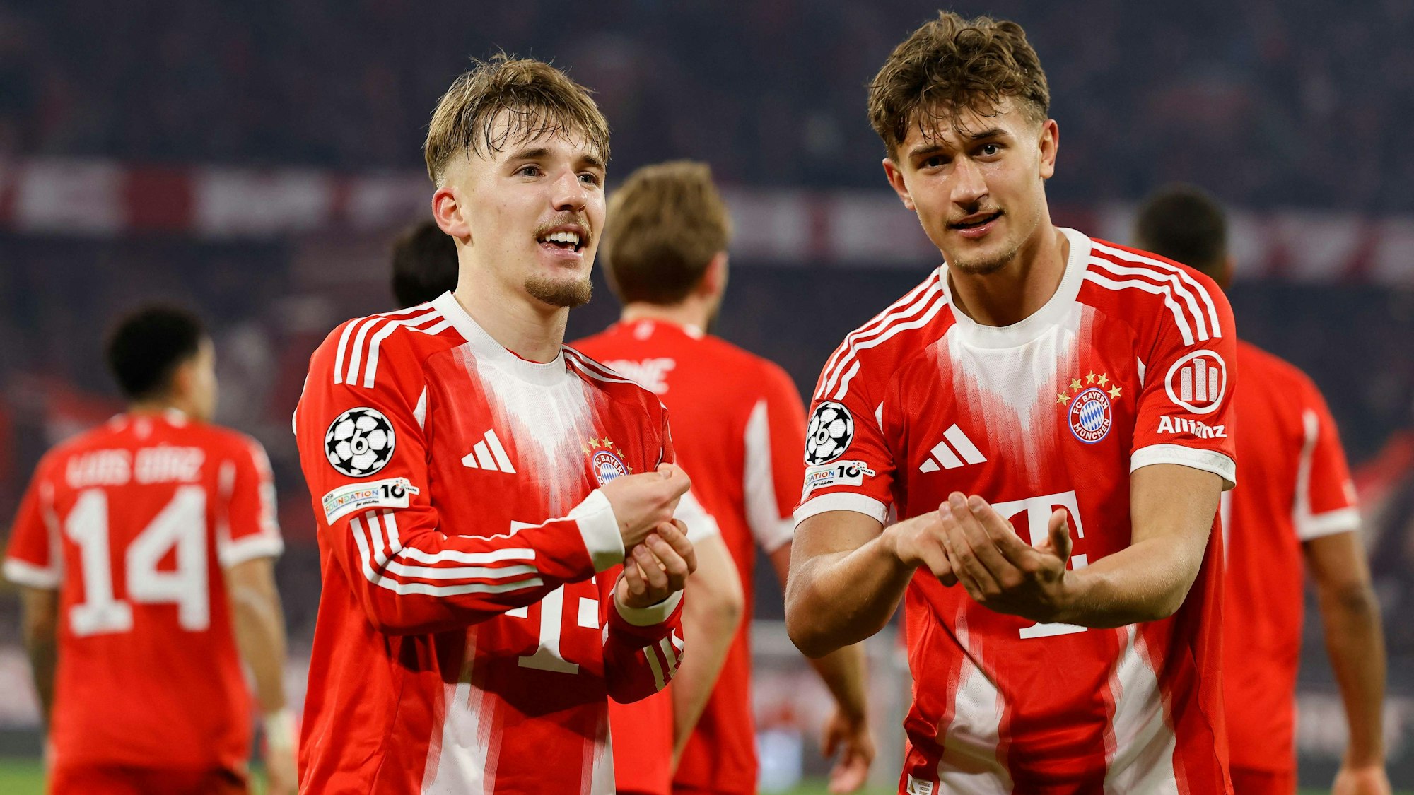 Lennart Karl (l.) und Tom Bischof jubeln gemeinsam nach einem Treffer.