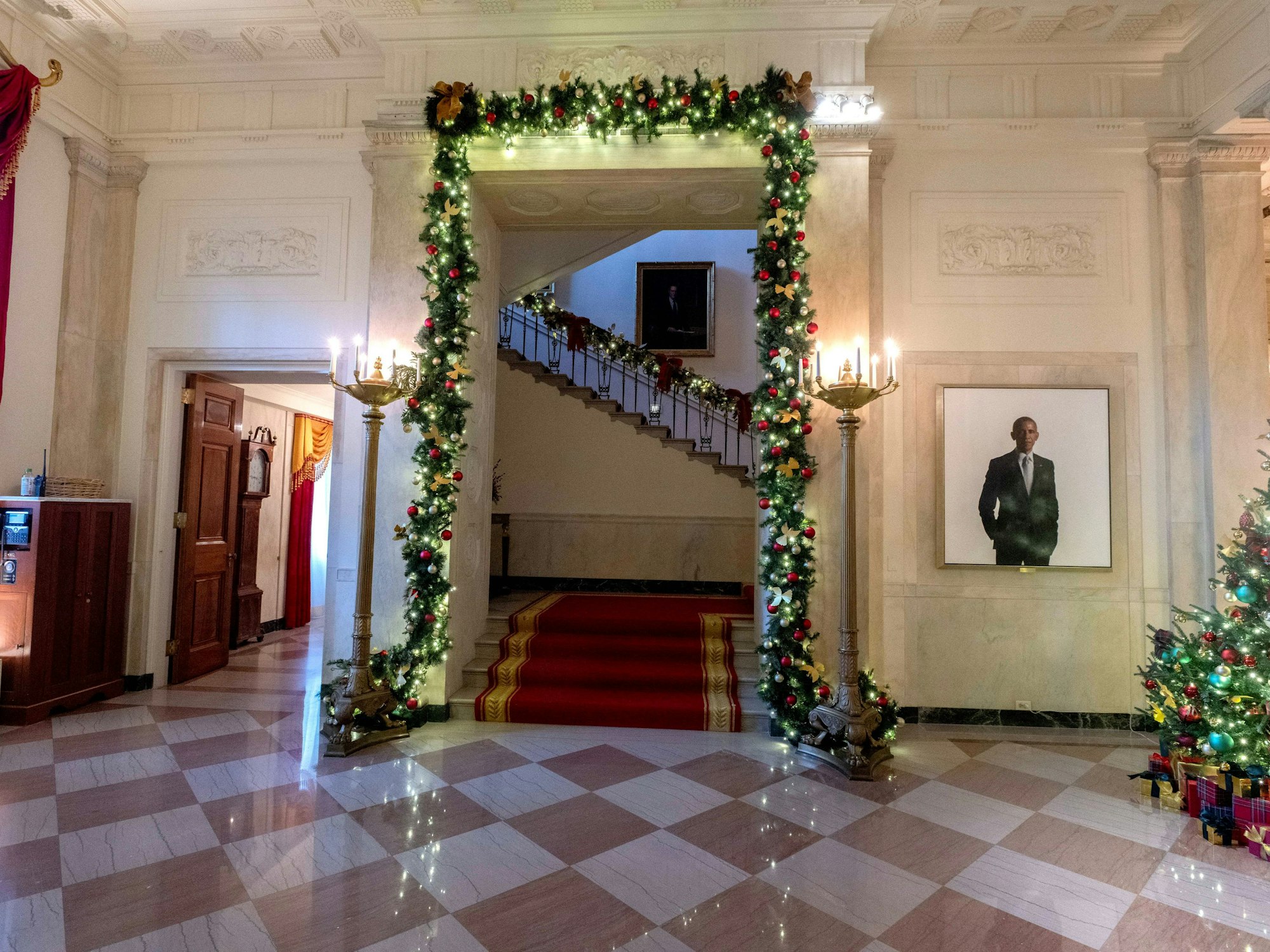 Hier hing das Porträt von Barack Obama einst: rechts neben der Grand Staircase im Grand Foyer (am 2. Dezember 2024).
