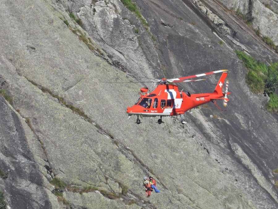 Bergrettung mit Hubschrauber und zwei Personen