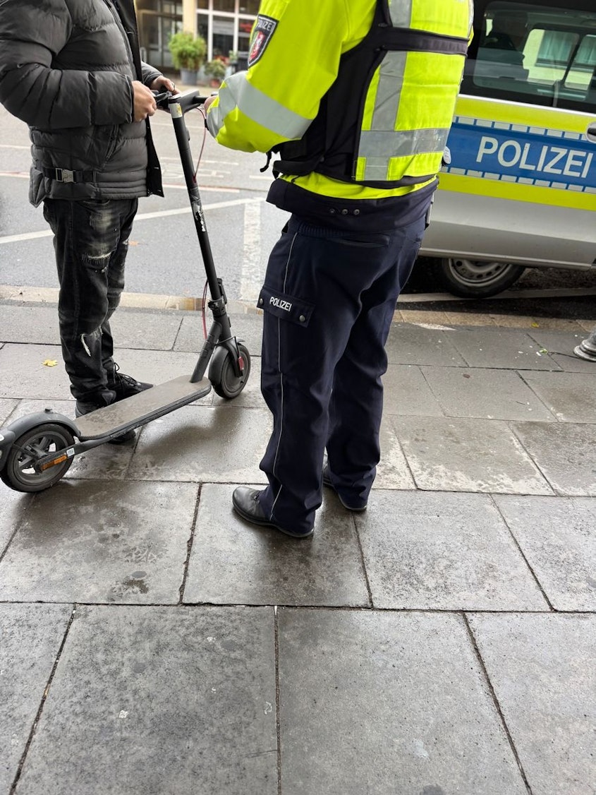 Polizeikontrolle in Siegburg, Fokus auf ungeschützte Verkehrsteilnehmer.