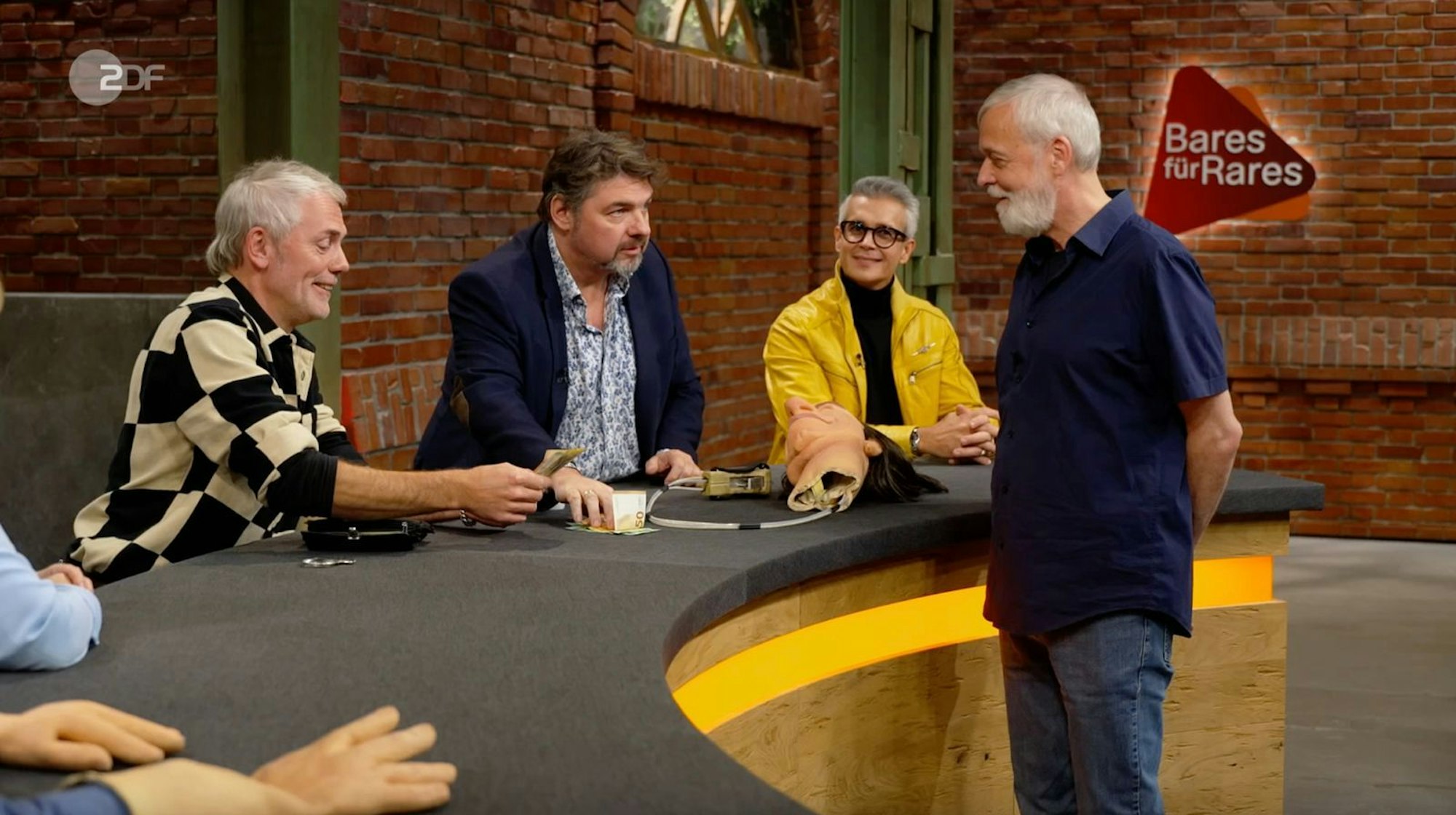 Der Verkäufer mahnte augenzwinkernd: „Streitet euch nicht.“ (Bild: ZDF)