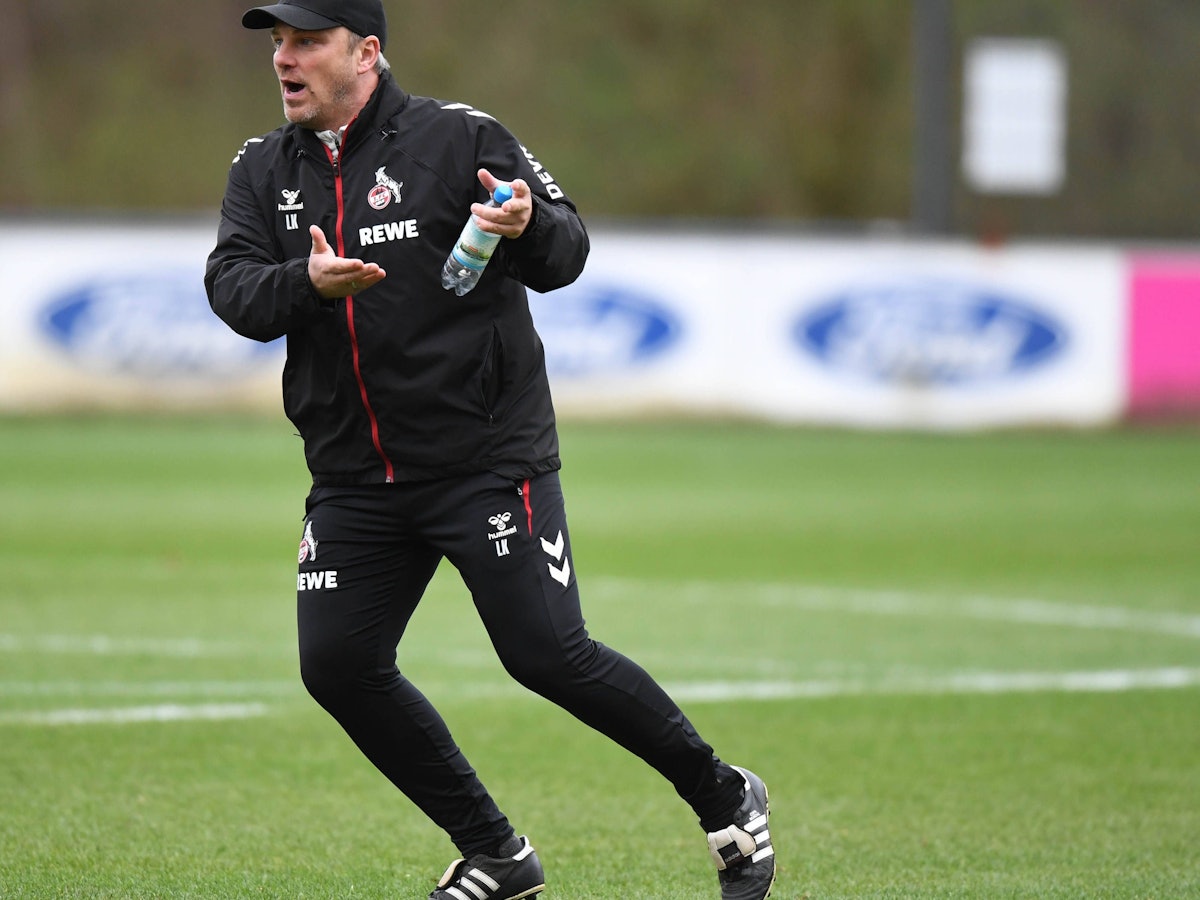 Lukas Kwasniok gestikuliert beim FC-Training am Geißbockheim.