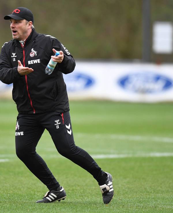 Lukas Kwasniok gestikuliert beim FC-Training am Geißbockheim.