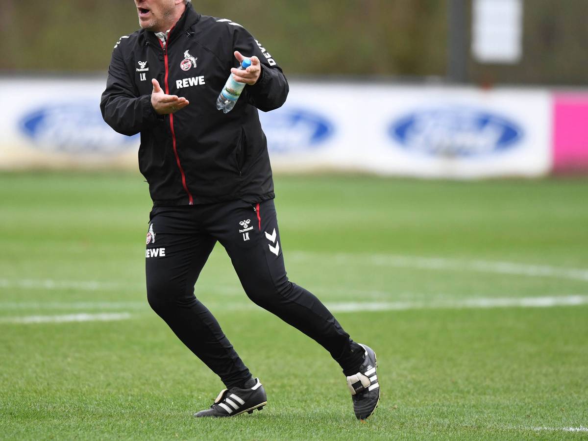 Lukas Kwasniok gestikuliert beim FC-Training am Geißbockheim.