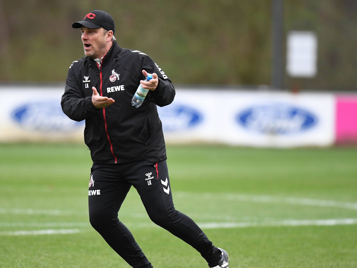Lukas Kwasniok gestikuliert beim FC-Training am Geißbockheim.