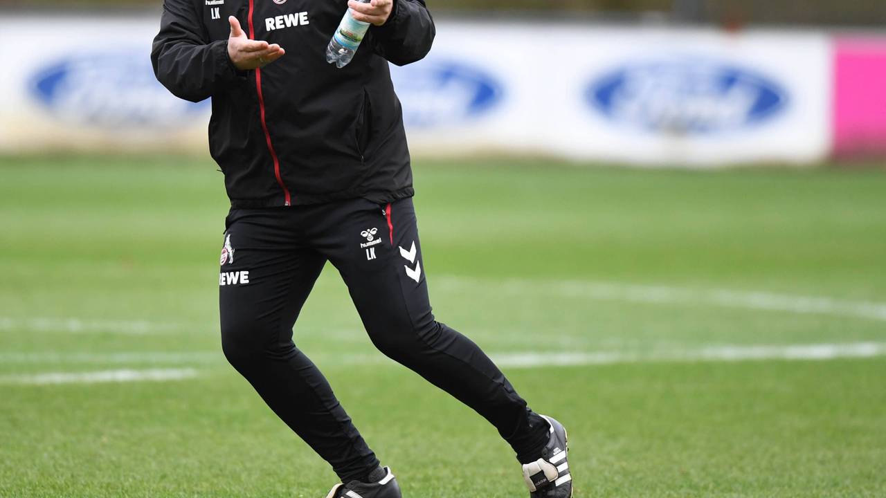 Lukas Kwasniok gestikuliert beim FC-Training am Geißbockheim.