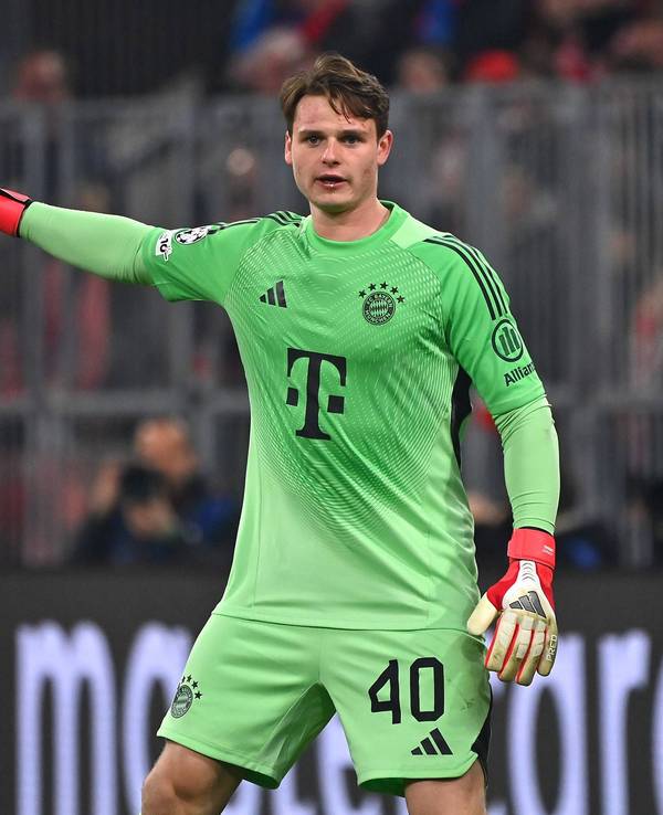Jonas Urbig gibt Anweisungen auf dem Feld.