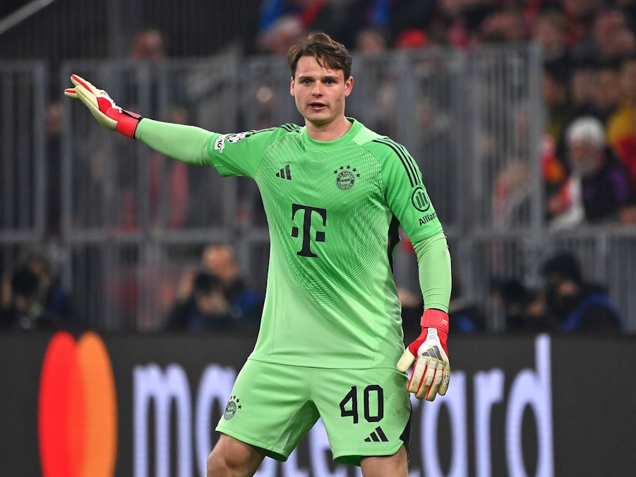 Jonas Urbig gibt Anweisungen auf dem Feld.