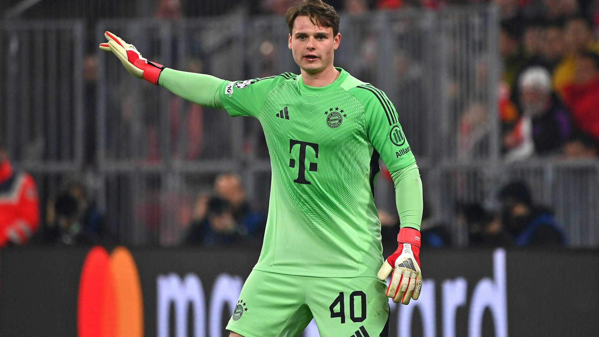 Jonas Urbig gibt Anweisungen auf dem Feld.