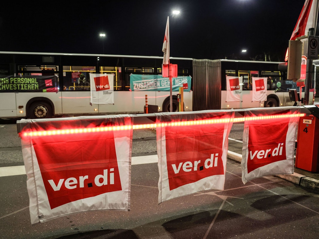 Busse der Kölner Verkehrsbetriebe KVB stehen im Depot.