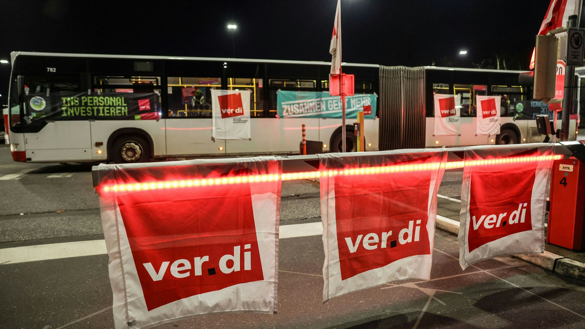 Busse der Kölner Verkehrsbetriebe KVB stehen im Depot.