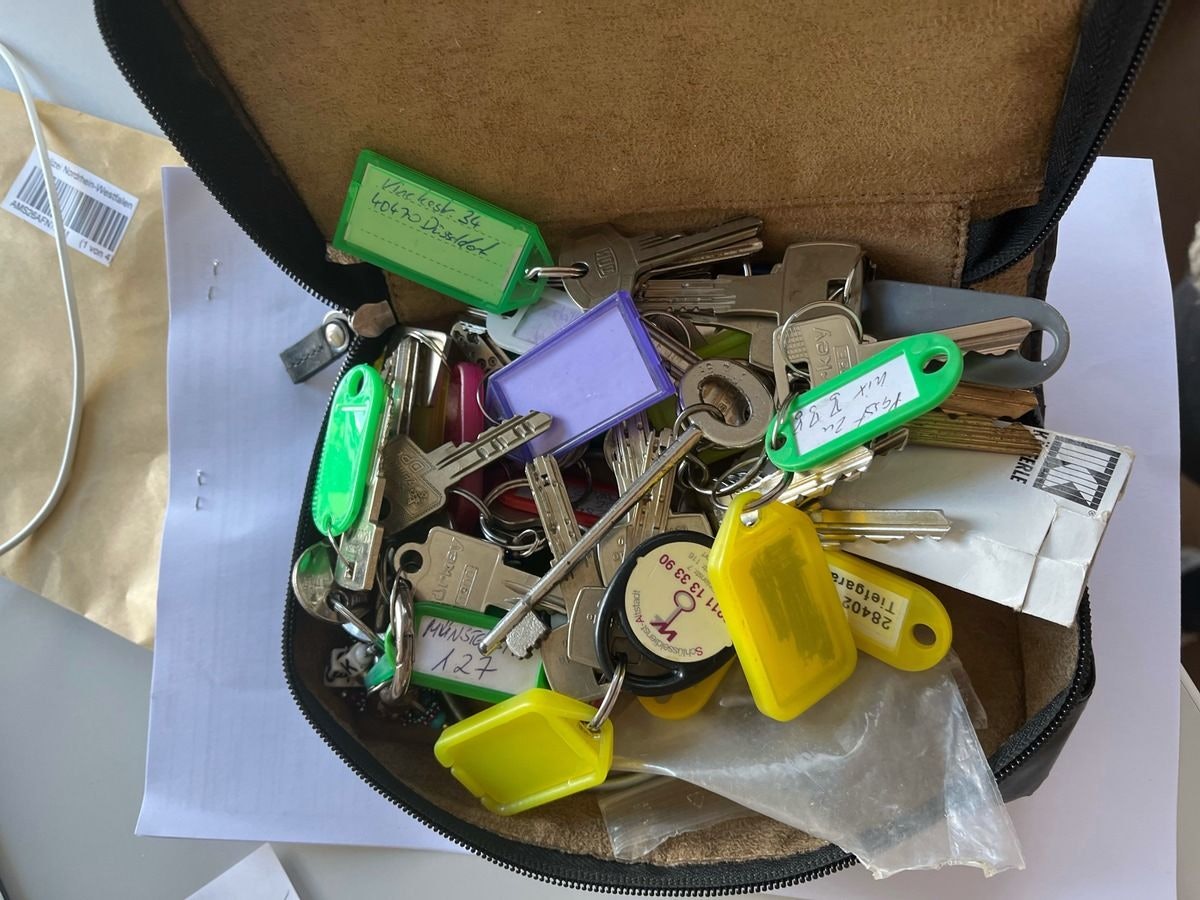 Sichergestelltes Diebesgut: eine beige Sonnenbrille, eine graue Daunenjacke und eine schwarze Ledertasche.